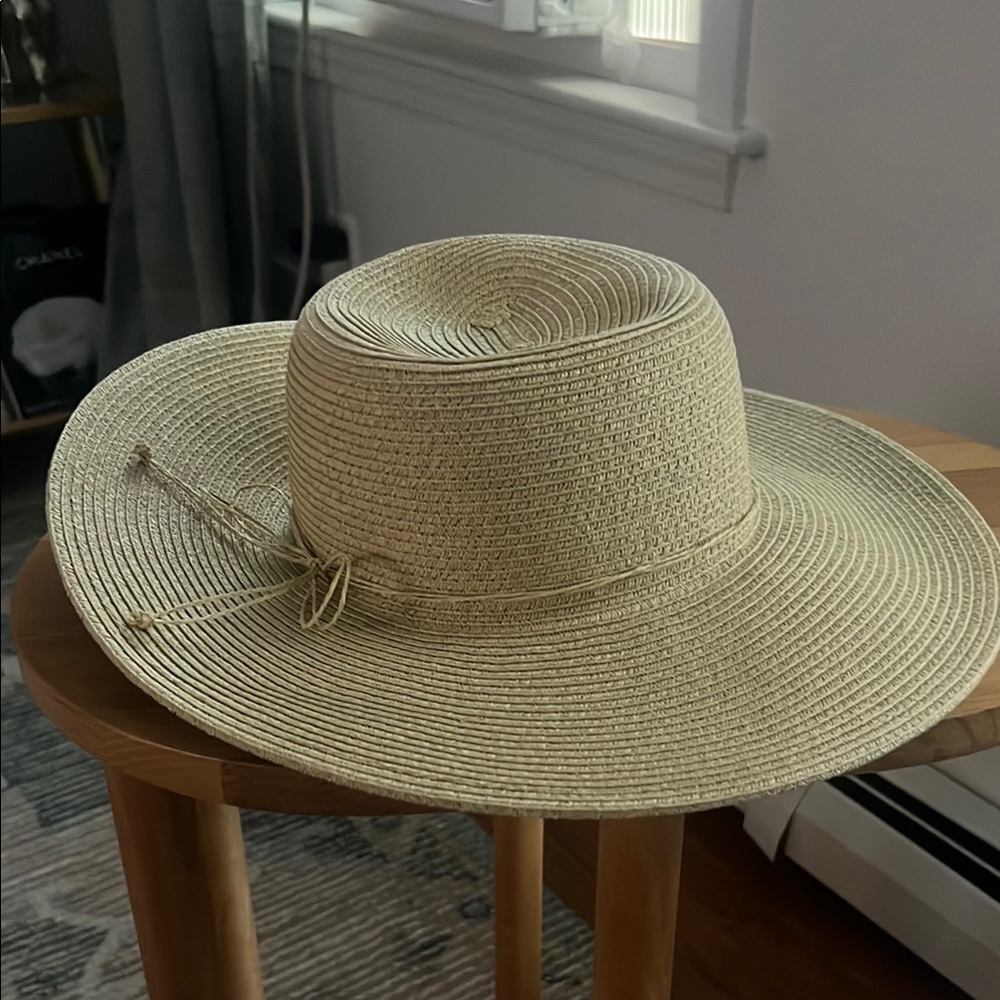 Elegant Nine West Cream Sun Hat